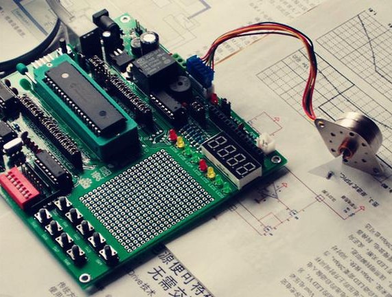 “可編程PLC控制器與單片機(jī)在本質(zhì)上有什么差別？”